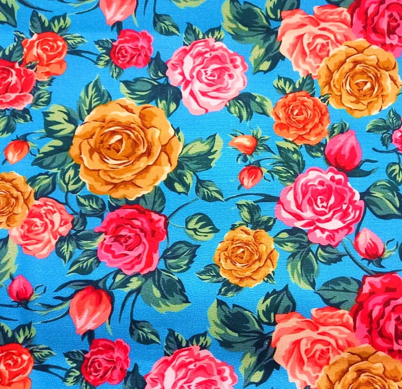 Tecido Tricoline Digital Floral Rosas Salmão, Mostarda e Rosa Pink - Fundo Azul Claro