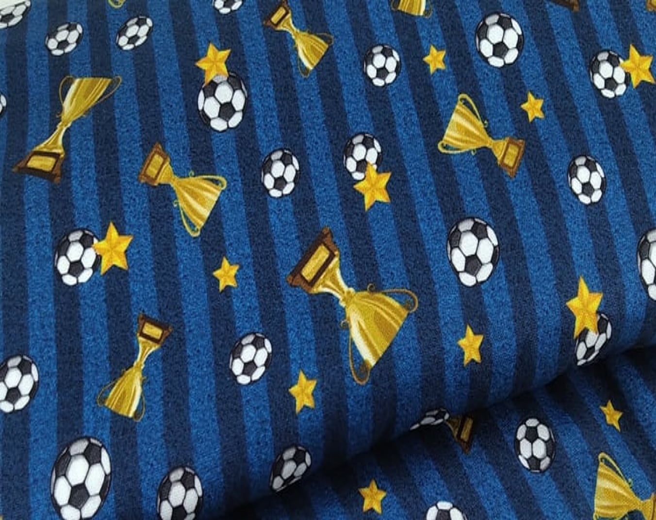 Tecido Tricoline Digital Bolas De Futebol e Troféus - Fundo Listrado Azul